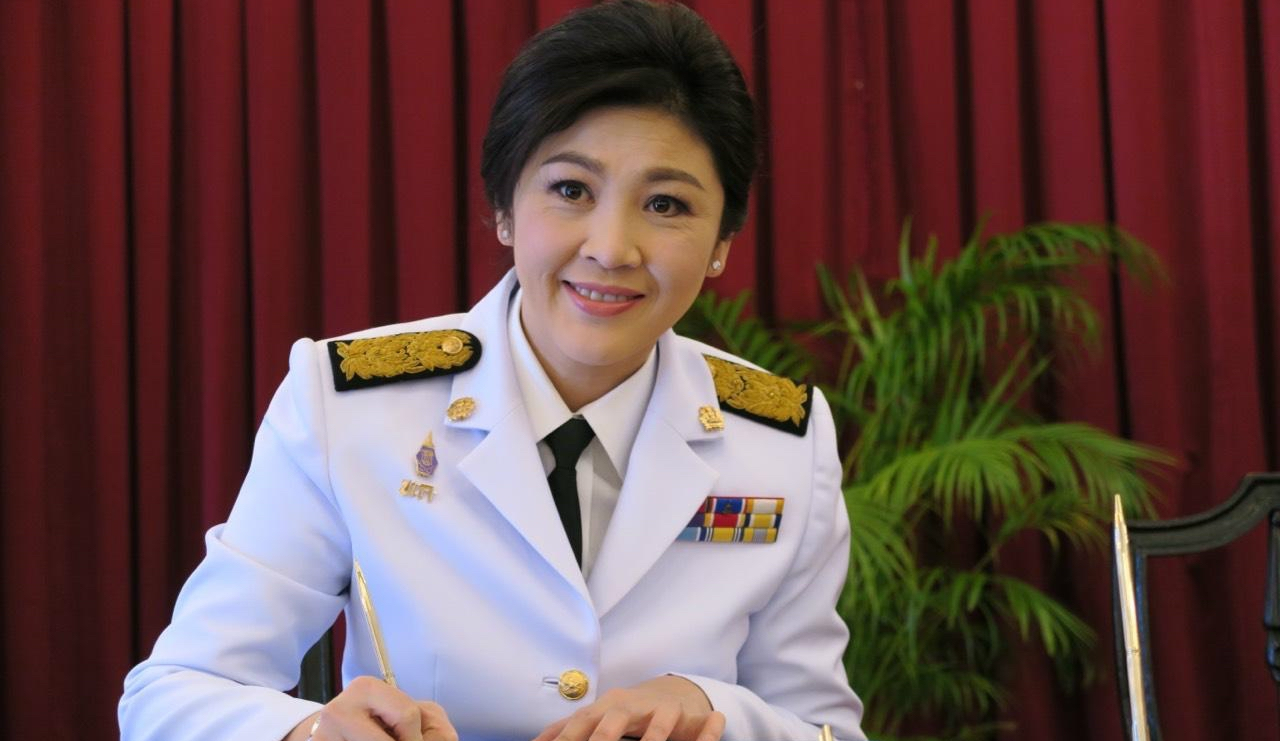 英拉老照片图3是她和儿子的合影图4是英拉向支持者打招呼