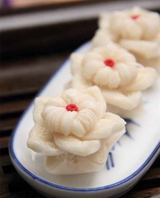 各种手工酥皮点心是绝佳的拜年伴手礼,烤上一炉,分成几份,装进漂亮的