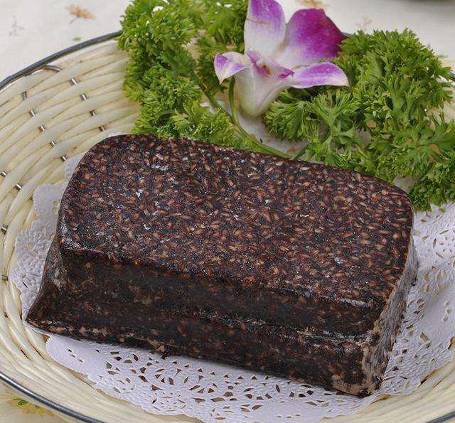 说到猪血糕,口水就要流下来了,把猪血糕切成片,在火盆上烤得里面的肉