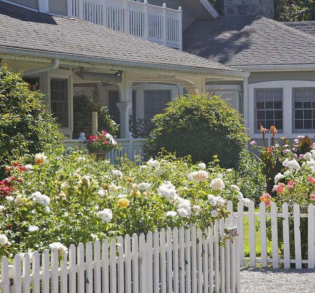 与众不同的后花园,放上木栅栏围栏或篱笆墙是不是更有颜值更美呢