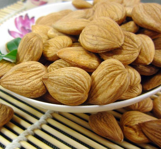 杏仁，有苦甜两种，味道不同，功效迥异，你经常吃杏仁吗？