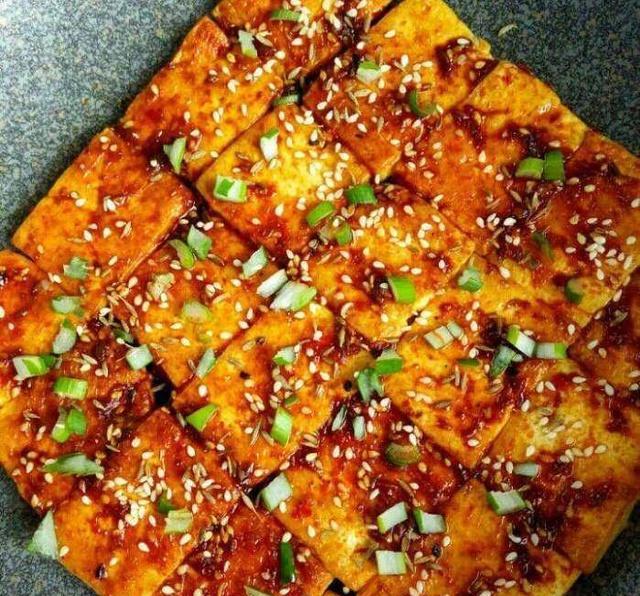 妈妈在家自制的铁板豆腐也太好吃了而且做法也特别简单