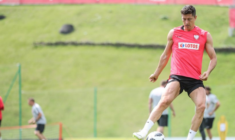 波兰国家队备战世界杯,莱万穿坎肩秀完美肌肉真是一副好身材!