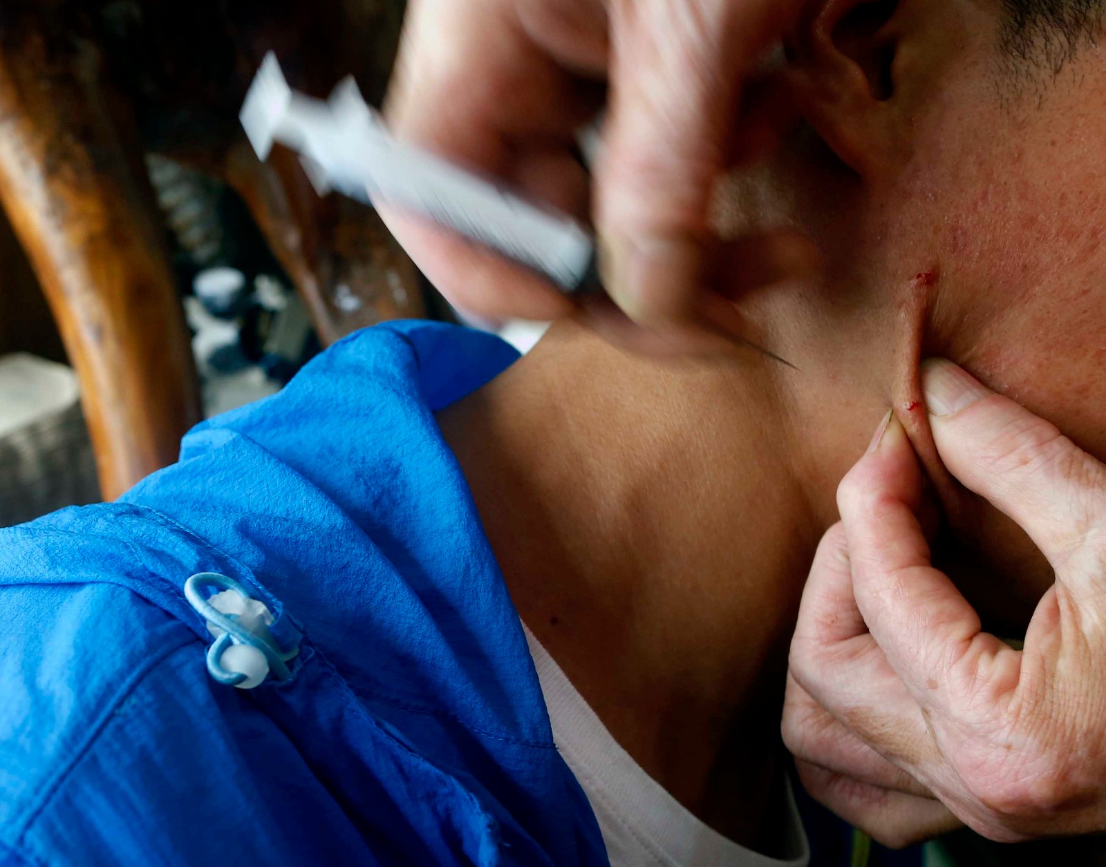 65岁蛇医懂蛇语抱蛇睡觉,40年救了3000人