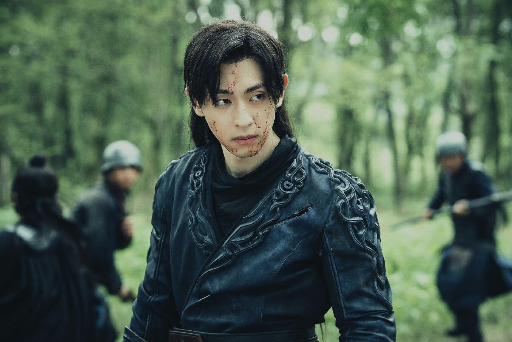 当邓伦的牛奶肌撞上墨黑衣,这些衣饰把帅伦美颜送上了另一个高度