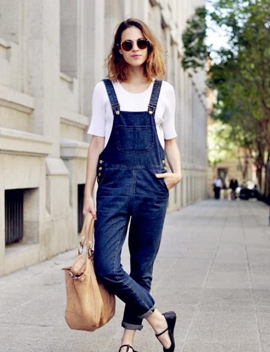 矮个子穿牛仔背带裤搭配t恤才是正确穿法