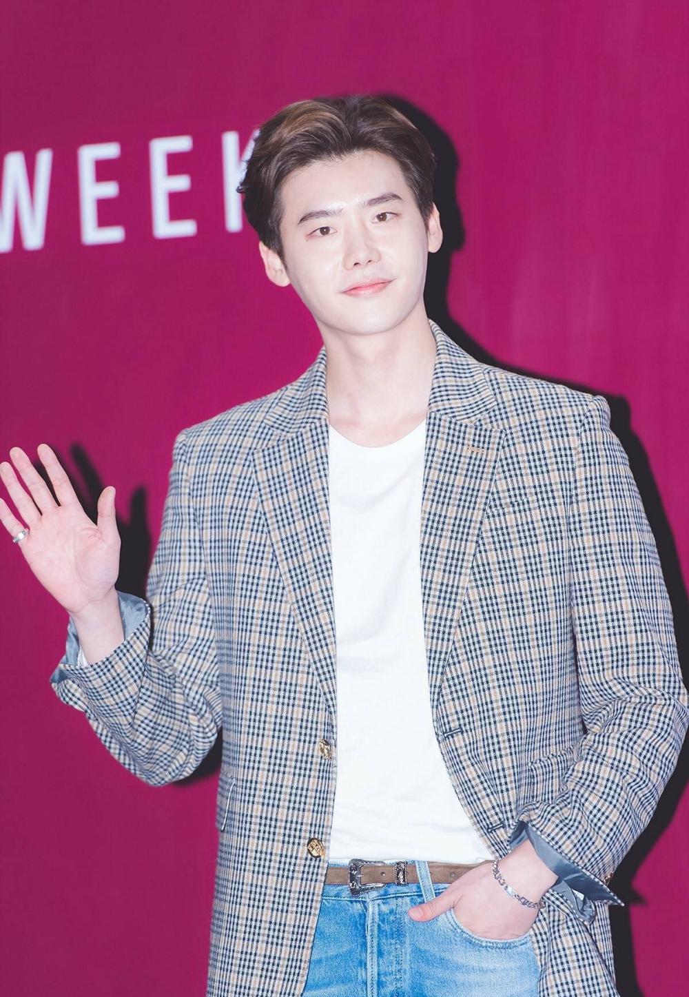 李钟硕s/s首尔时装周, 比心剪刀手卖萌帅气养眼