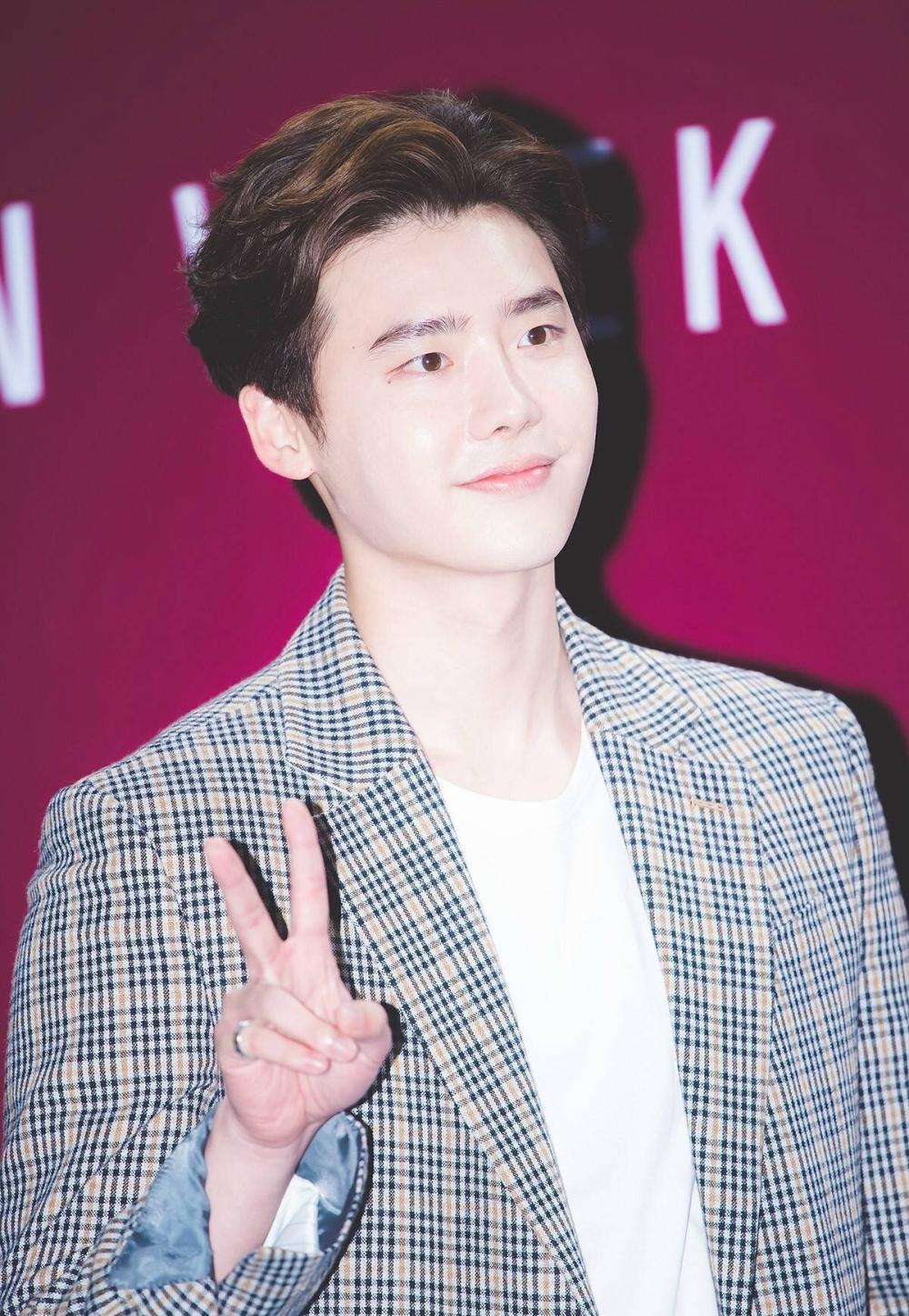 李钟硕s/s首尔时装周, 比心剪刀手卖萌帅气养眼