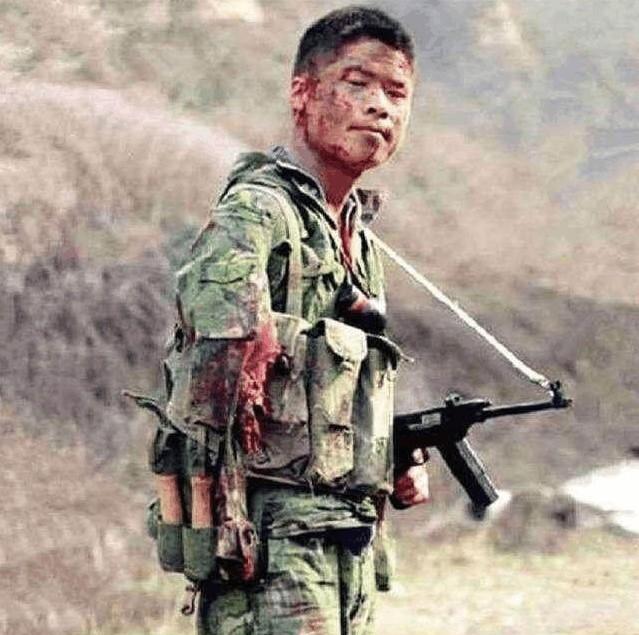 对越反击战,解放军敢死队,最后那张,断臂战士手握钢枪!