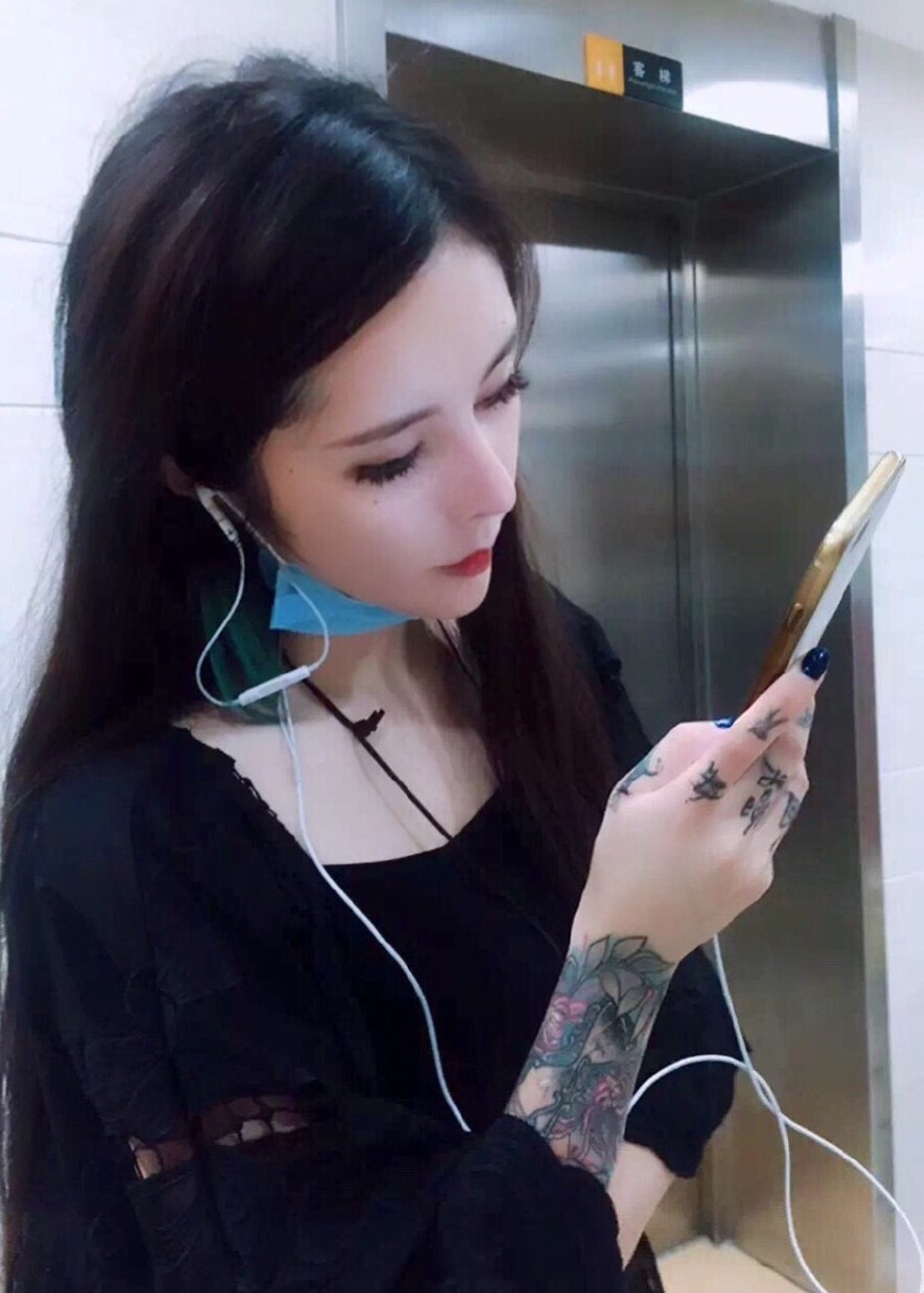 非主流教主沉珂要离婚?被迫穿黑衣风格做模特,ck:不是我要的