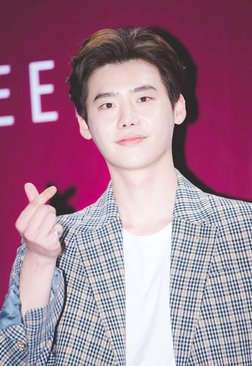 李钟硕s/s首尔时装周, 比心剪刀手卖萌帅气养眼