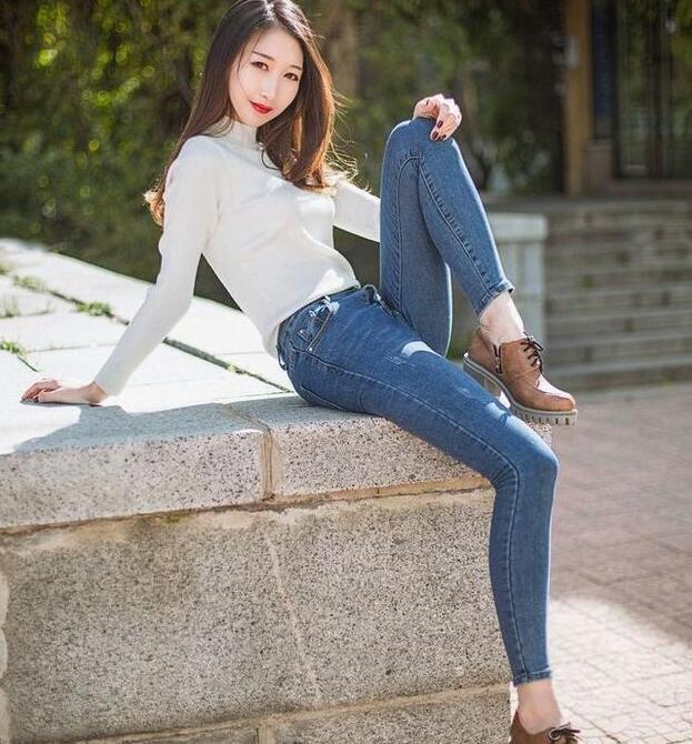 身姿轻盈的牛仔裤美女彰显清纯活力柔美气息一览无余