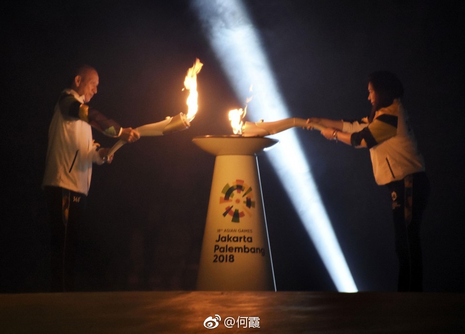 7月17日,2018年雅加达亚运会圣火开始传递……蛮有民族风情的|雅加达|圣火|亚运会_新浪新闻