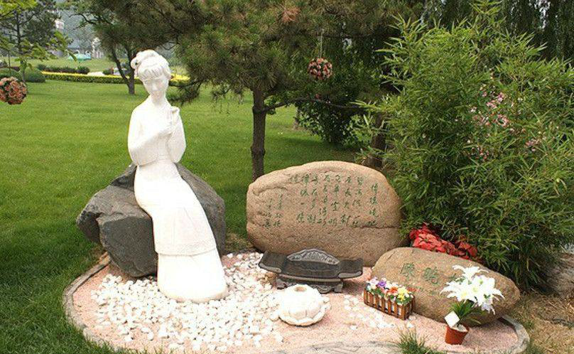 红楼梦中林妹妹陈晓旭墓每年摆满鲜花,汉白玉雕像楚楚动人
