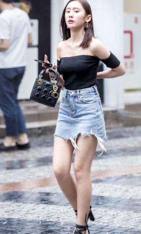 街拍成都小姐姐, 抹胸搭配热裤让人眼前一亮