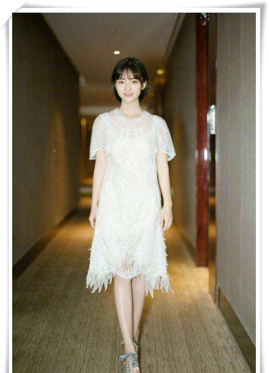 当90斤沈月穿上紧身牛仔裤,网友直呼:辣眼睛!还是换回裙子吧