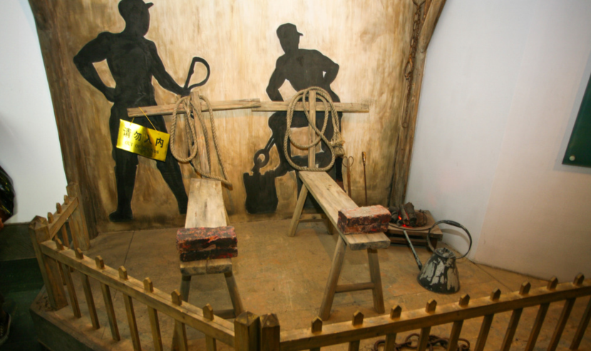 上饶集中营遗址,十大酷刑令人触目心,图6妇女受刑用老虎凳