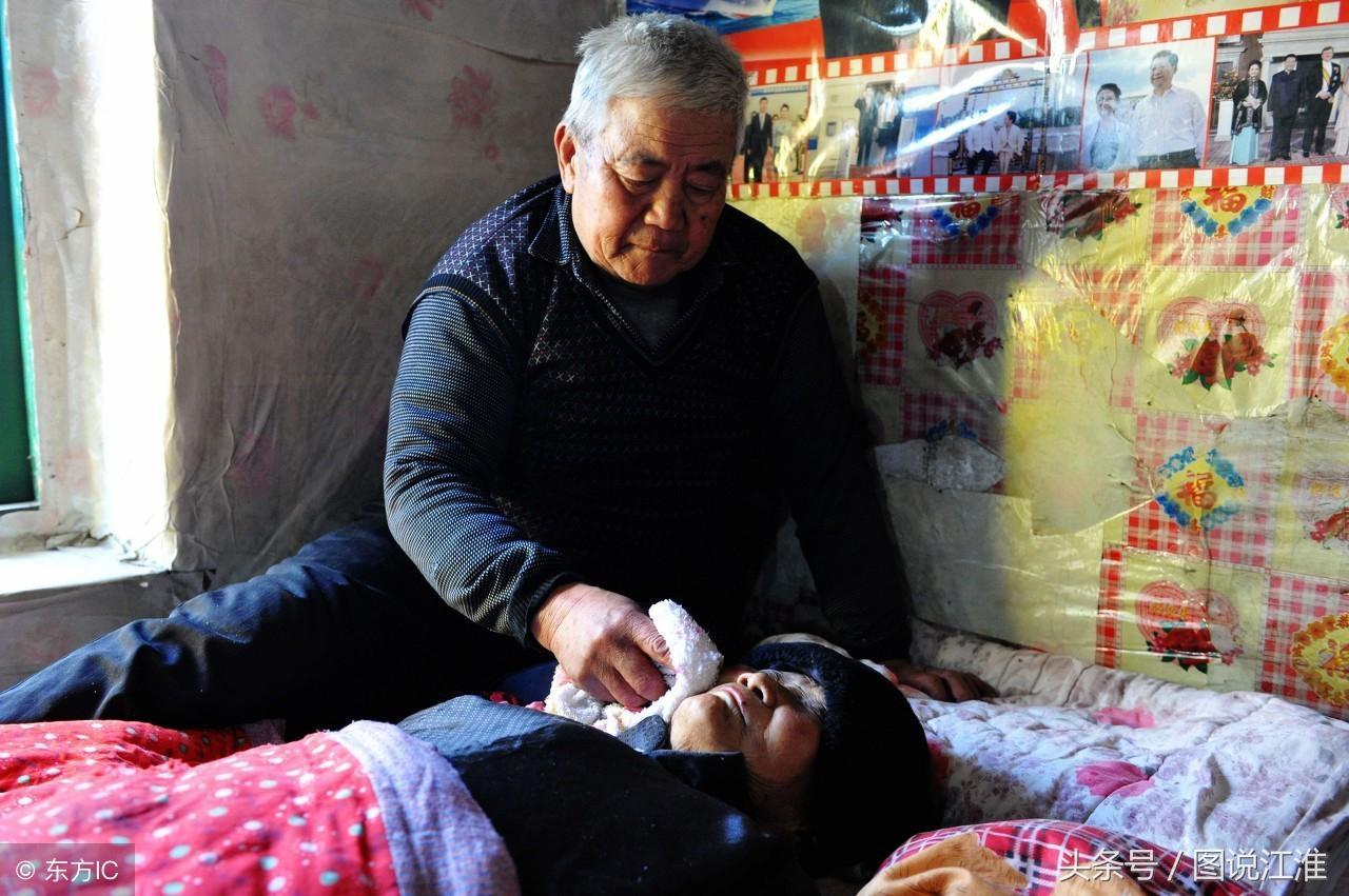 岳母弥留之际, 74岁女婿不离不弃, 娶了她女儿就把老人当成了亲妈