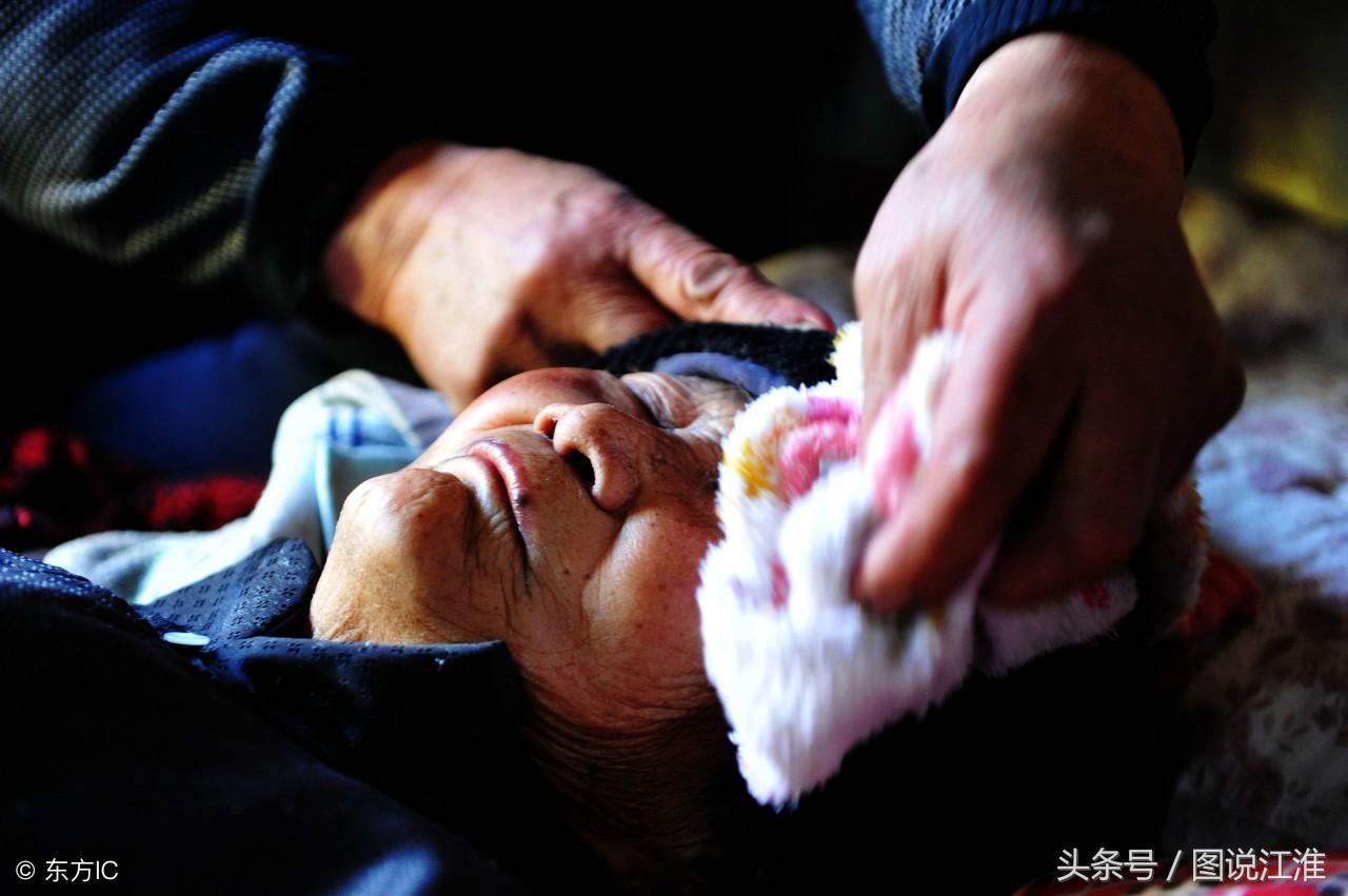岳母弥留之际, 74岁女婿不离不弃, 娶了她女儿就把老人当成了亲妈