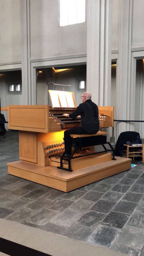 还未从教堂外观的惊叹中缓过来,就又被教堂内的风管琴演奏所折服