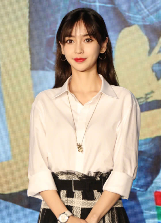 杨颖穿透视裙现身?不仅腿快成透明了,还把身高