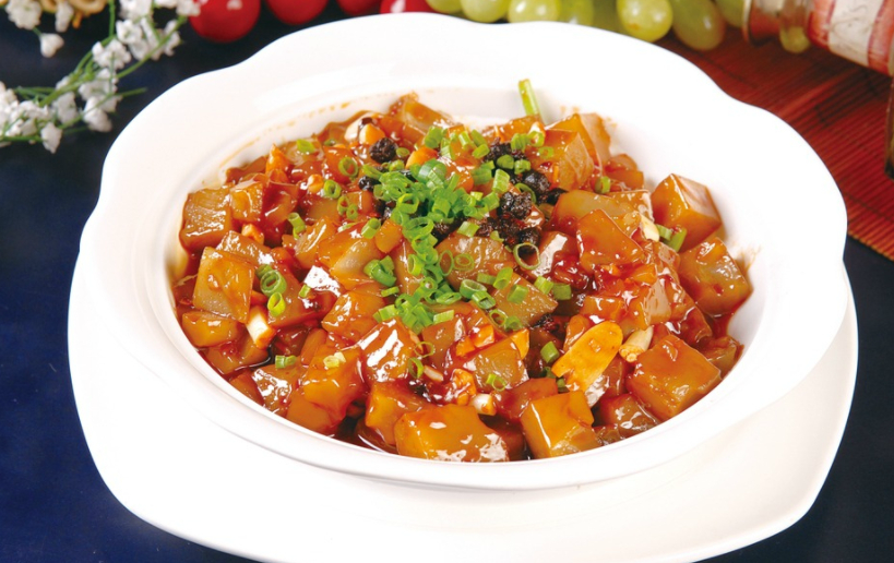 炒凉粉是一道很有名的汉族特色小吃,色泽洁白,晶莹剔透