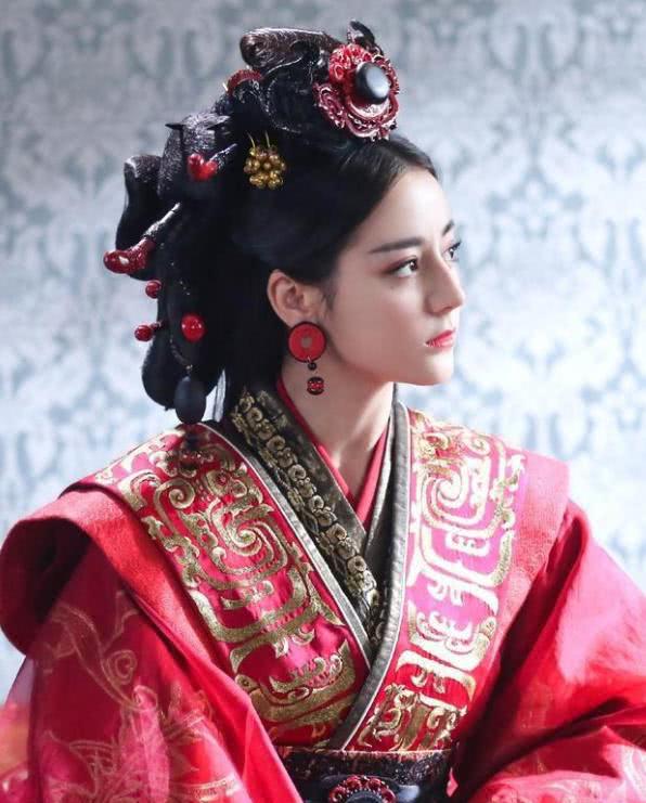 古装剧女星戴沉重头饰:前4位都很华丽,但到迪丽热巴画风就变了