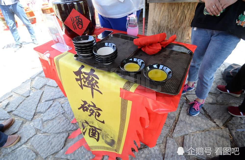 五块钱一碗摔碗酒,噼里啪啦的摔碗声此起彼伏,您觉得浪费吗?