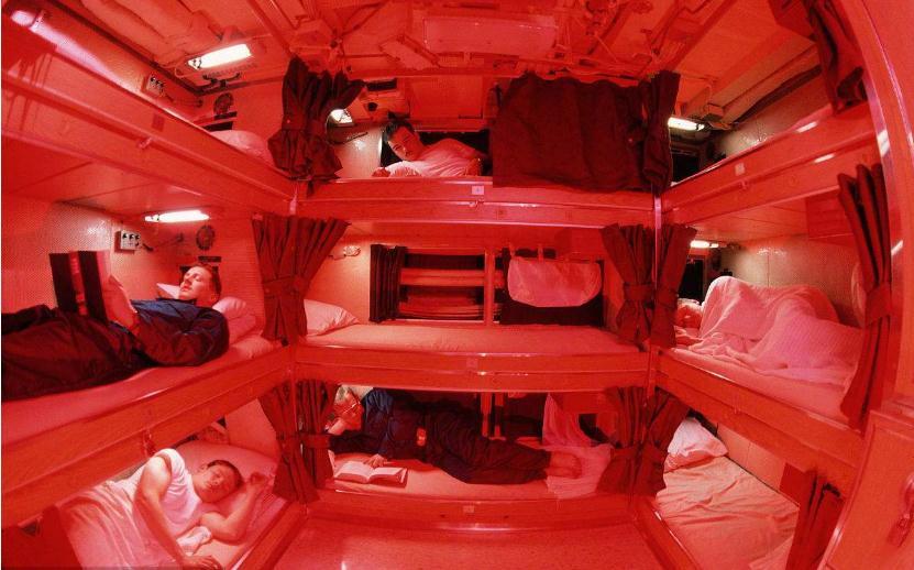 由于空间狭小,潜艇的铺位全都是见缝插针,不仅在住舱