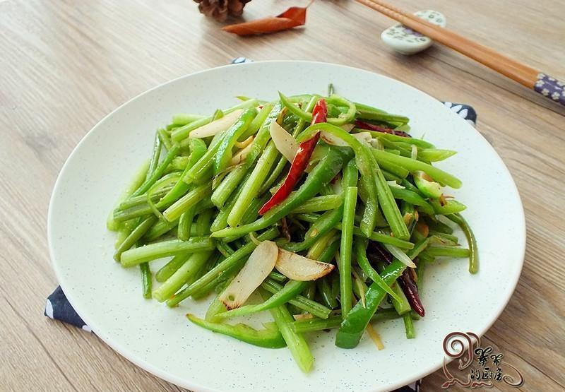 以前都把它扔掉了, 没想到用它炒菜又脆又好吃, 家人都夸我会过!