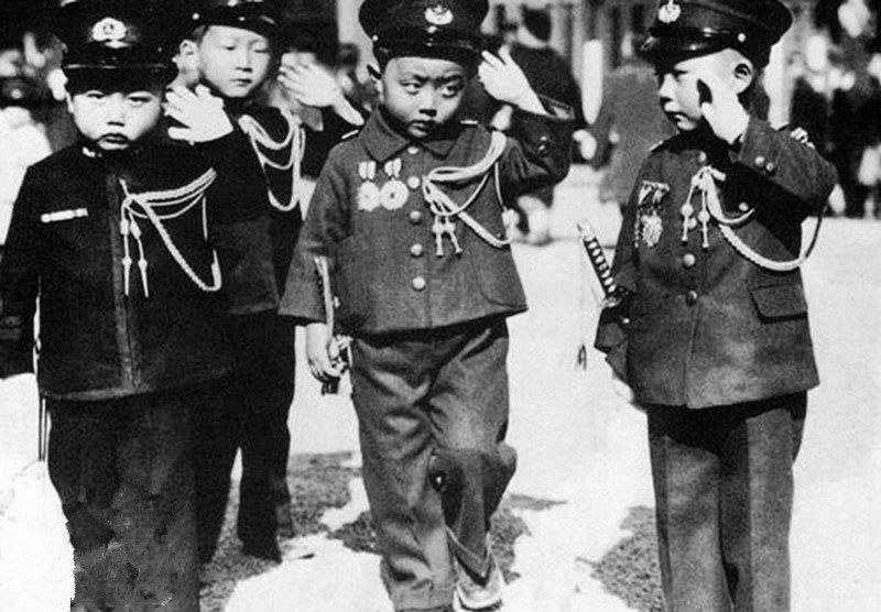 老照片图1被洗脑的日本少女图4被荼毒的日本小孩让人心酸