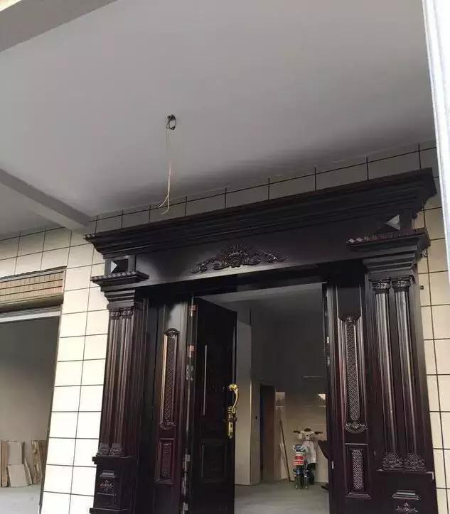 农村小伙给父母盖的养老房, 2万多的大门, 大家看如何