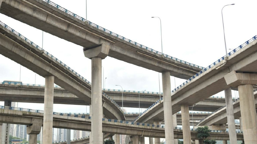 照片中的立交桥共上下5层,20条匝道分别通向8个方向.