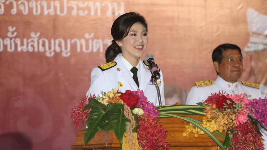 英拉穿军装的老照片,镜头下的侧脸美丽至极,笑起来倾国倾城|英拉|军装