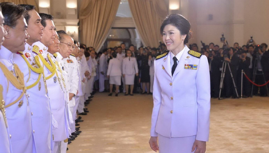 英拉穿军装的老照片,镜头下的侧脸美丽至极,笑起来倾国倾城