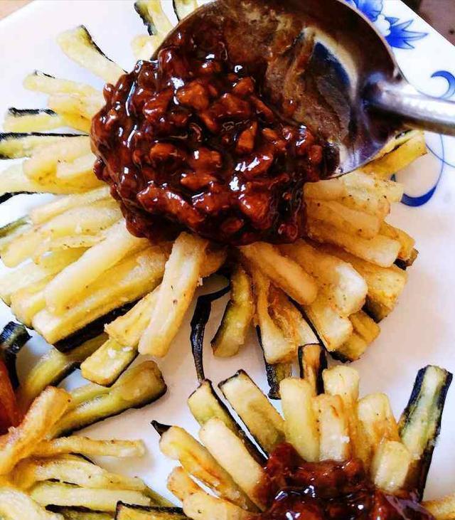 把茄子切成一朵花放进油锅炸, 家人很奇怪, 做好后让人流口水