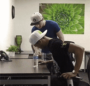 搞笑gif趣图:想必这位妹子,也是性情中人呐