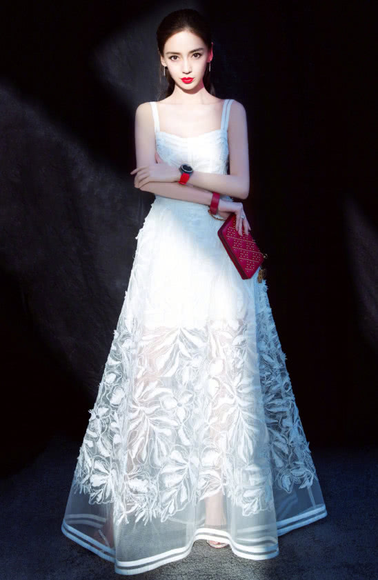 杨颖穿透视裙现身?不仅腿快成透明了,还把身高