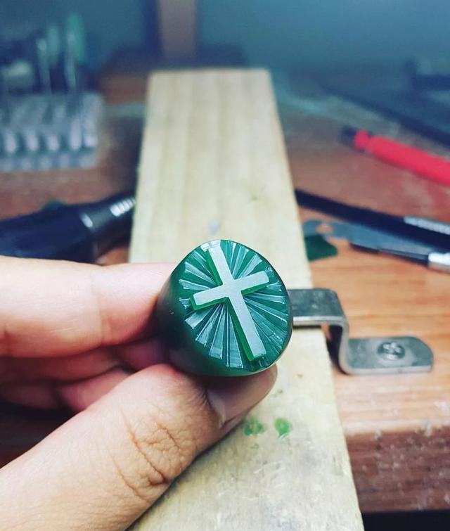 我们的设计稿进行相对应的雕刻出来,戒指中央的十字架需要再取一些蜡