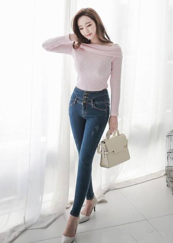 牛仔裤的穿搭绽放出独特的魅力色彩,轻易打造女人优美气质