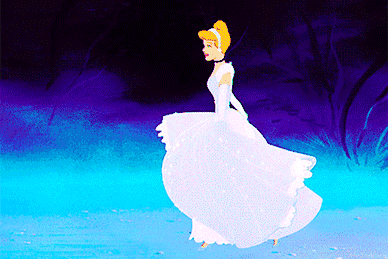 她这款中版波波头,关键要点在于卷度,瞅这发尾凌乱翘动飞舞的样儿,让