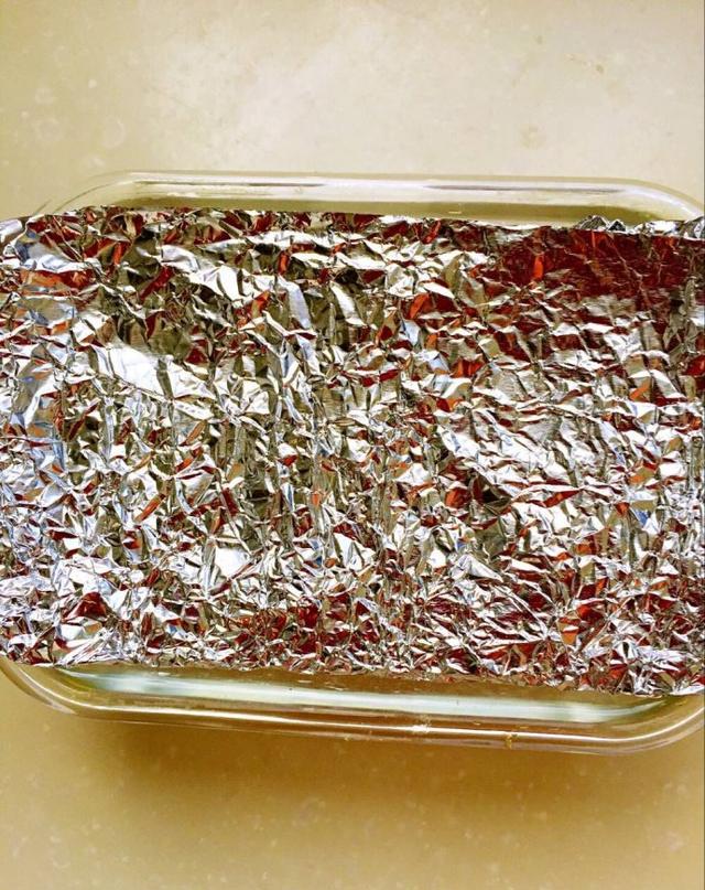 6,锡纸包好上锅蒸,水烧开蒸20分钟后,把午餐肉取出放在盘中.