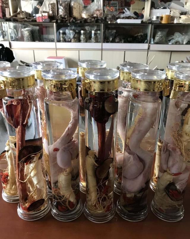 鹿茸鹿鞭人参枸杞泡酒!