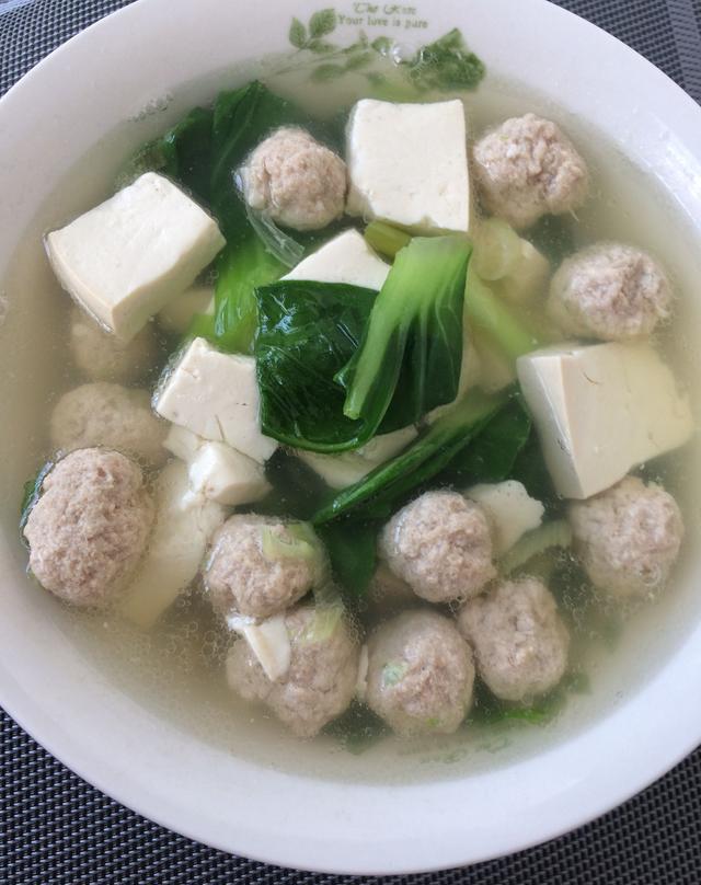 为自己做一份青菜丸子汤吧,简单营养,绝对让你胃口大开