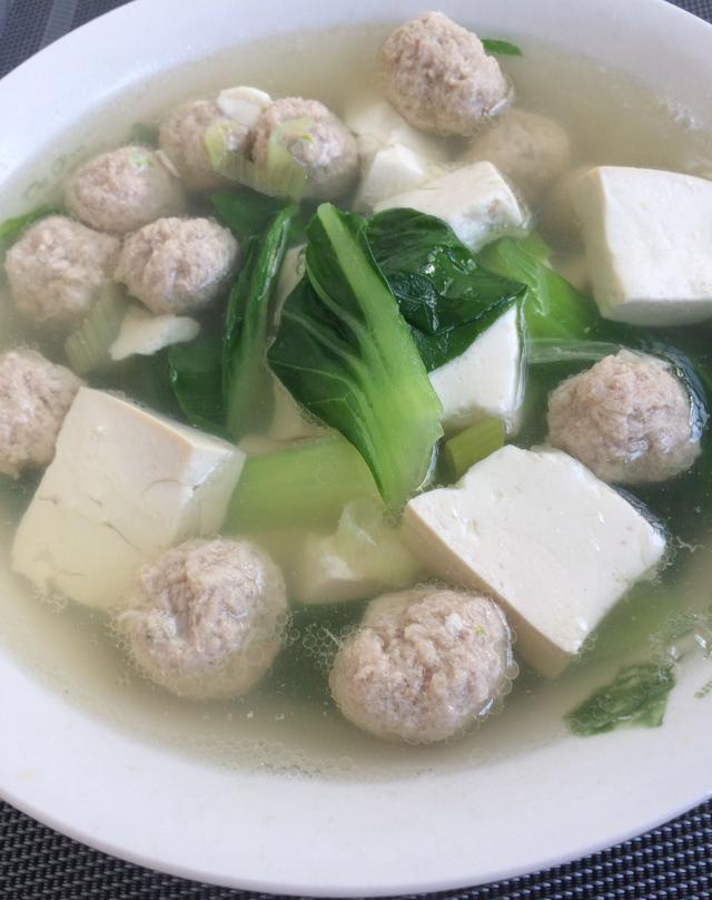为自己做一份青菜丸子汤吧,简单营养,绝对让你胃口大开