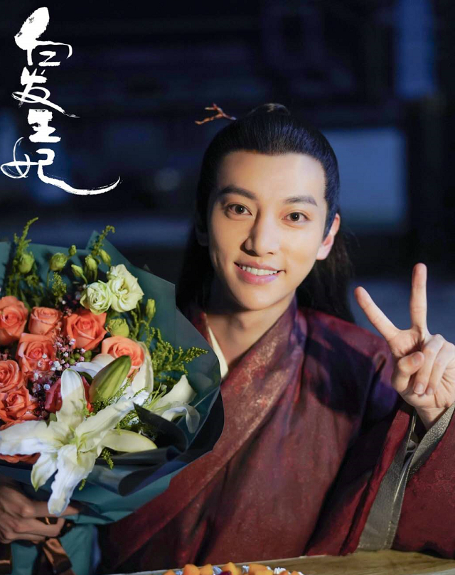 白发王妃,捧花照,李治廷张雪迎白发抢镜,罗云熙孤单比半个心