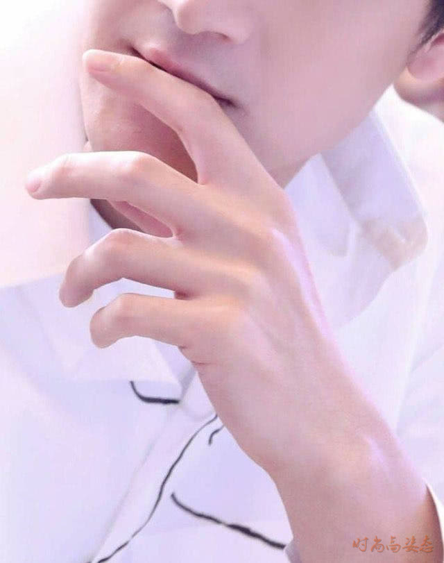 姑夫赵又廷的手也很好看,高圆圆捡到宝了!