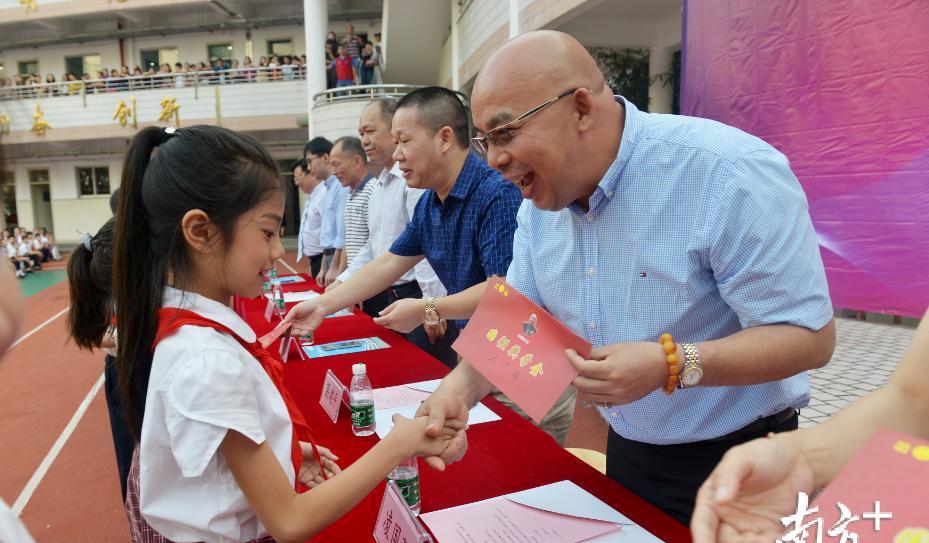 龙岗布吉这所学校给优秀老师学生发"奖学金"