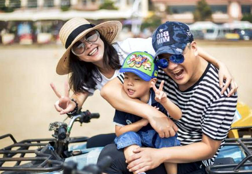 他离婚后娶刘威的前女友现在四十多岁与儿子的合照像爷孙