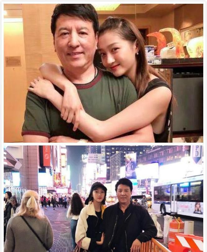 关晓彤与父亲同框笑容灿烂, 可她这身衣服, 拉低了父女俩的年